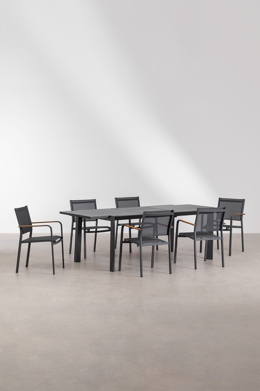 Set tavolo rettangolare allungabile Starmi, 180x240-100 cm, e 6 sedie da giardino impilabili Archer in alluminio.