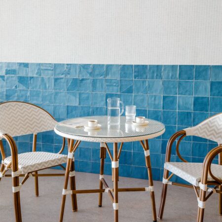 Brielle Bistro set tavolo rotondo Ø80 cm e 2 sedie da pranzo impilabili con braccioli in alluminio