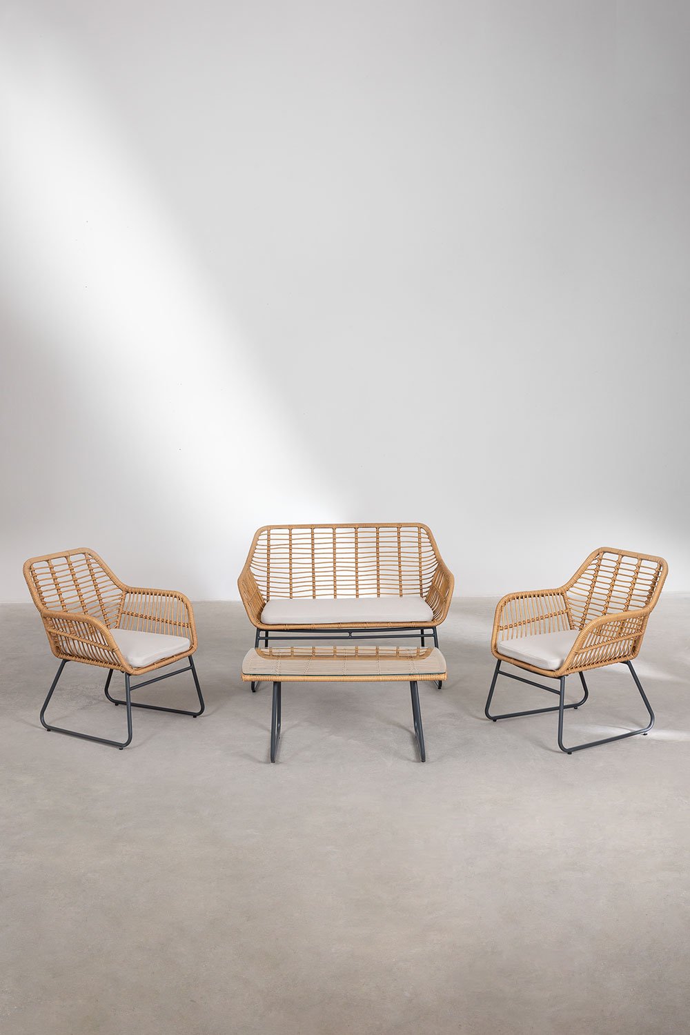 Set da giardino con divano 2 posti, 2 poltrone e tavolino in acciaio e rattan sintetico Visutt