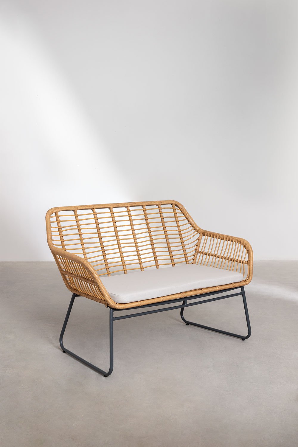 Set da giardino con divano 2 posti, 2 poltrone e tavolino in acciaio e rattan sintetico Visutt