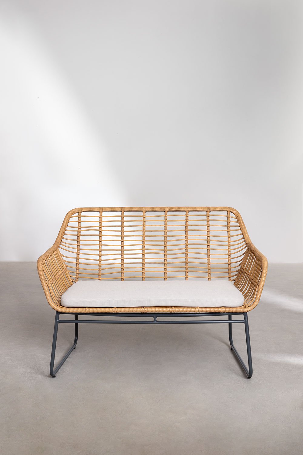 Set da giardino con divano 2 posti, 2 poltrone e tavolino in acciaio e rattan sintetico Visutt