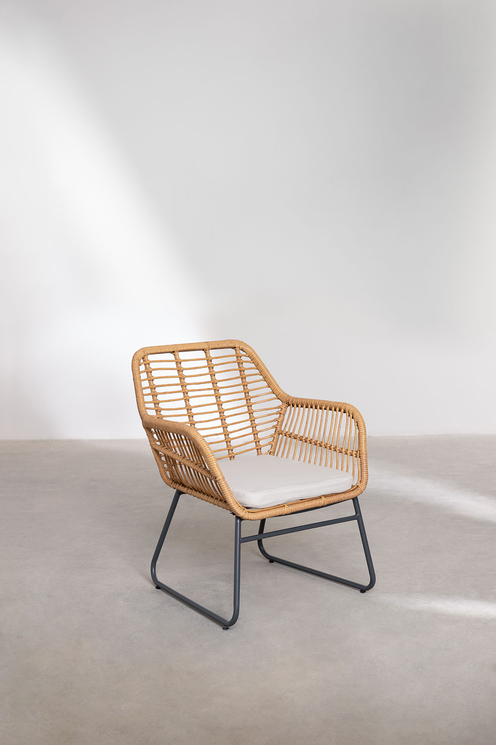 Set da giardino con divano 2 posti, 2 poltrone e tavolino in acciaio e rattan sintetico Visutt