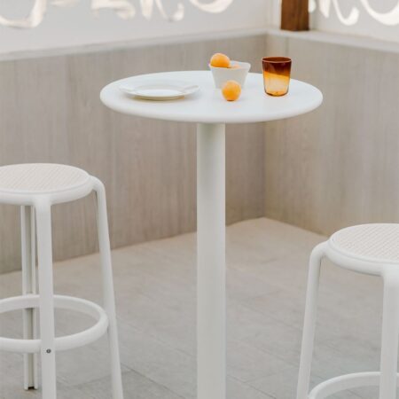 Set Tavolo Alto Mizzi Rotondo in Metallo (Ø60 cm) e 2 Sgabelli Alti da Giardino Omara