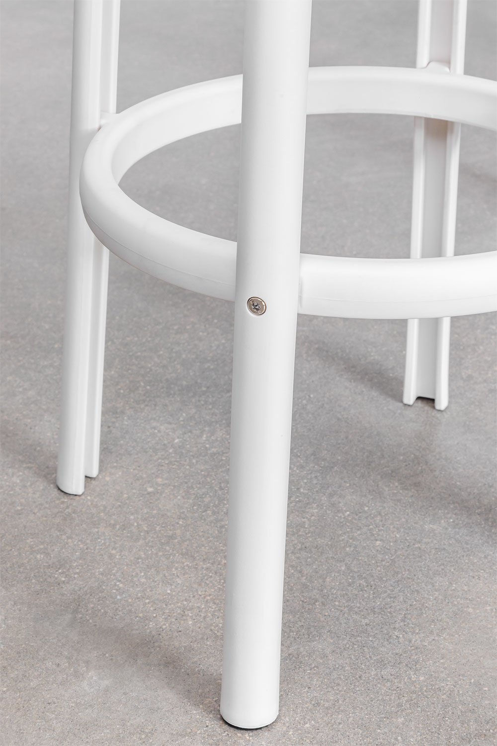 Set Tavolo Alto Mizzi Rotondo in Metallo (Ø60 cm) e 2 Sgabelli Alti da Giardino Omara