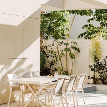 Set tavolo da giardino rettangolare allungabile 180-240x90 cm e 6 sedie da giardino impilabili con braccioli in alluminio Karena