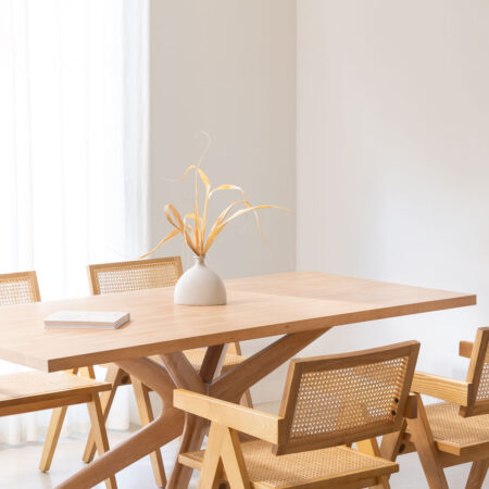 Set tavolo da pranzo rettangolare (180x90 cm) Arnaiz e 4 sedie con braccioli in legno Fresno e rattan stile Lali