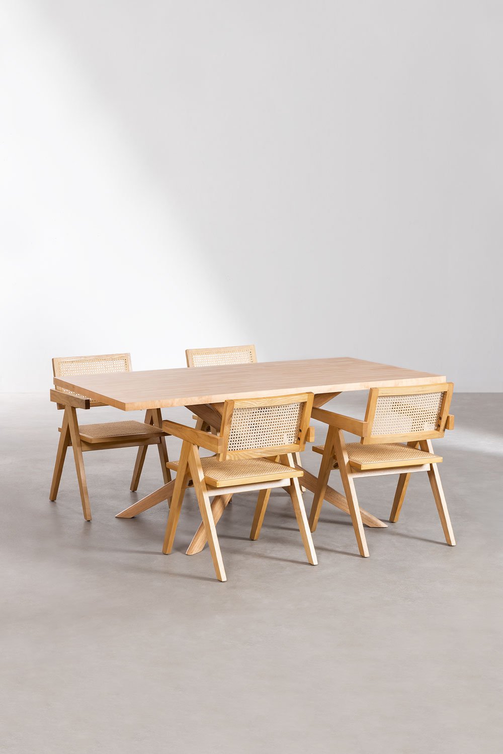Set tavolo da pranzo rettangolare (180x90 cm) Arnaiz e 4 sedie con braccioli in legno Fresno e rattan stile Lali