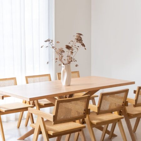 Set tavolo da pranzo rettangolare (180x90 cm) Arnaiz e 6 sedie con braccioli in legno Fresno e rattan Lali Style