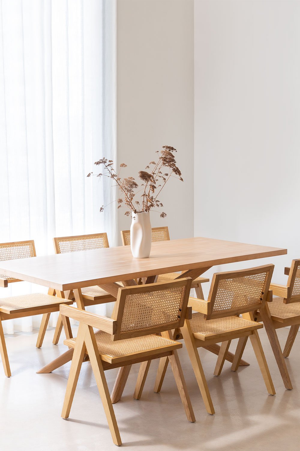 Set tavolo da pranzo rettangolare (180x90 cm) Arnaiz e 6 sedie con braccioli in legno Fresno e rattan Lali Style