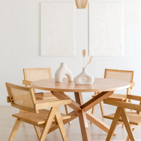 Set tavolo da pranzo rotondo Mieren (Ø120 cm) e 4 sedie con braccioli in legno di frassino e rattan Lali Style