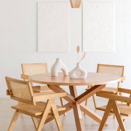 Set tavolo da pranzo rotondo Mieren (Ø120 cm) e 4 sedie con braccioli in legno di frassino e rattan Lali Style