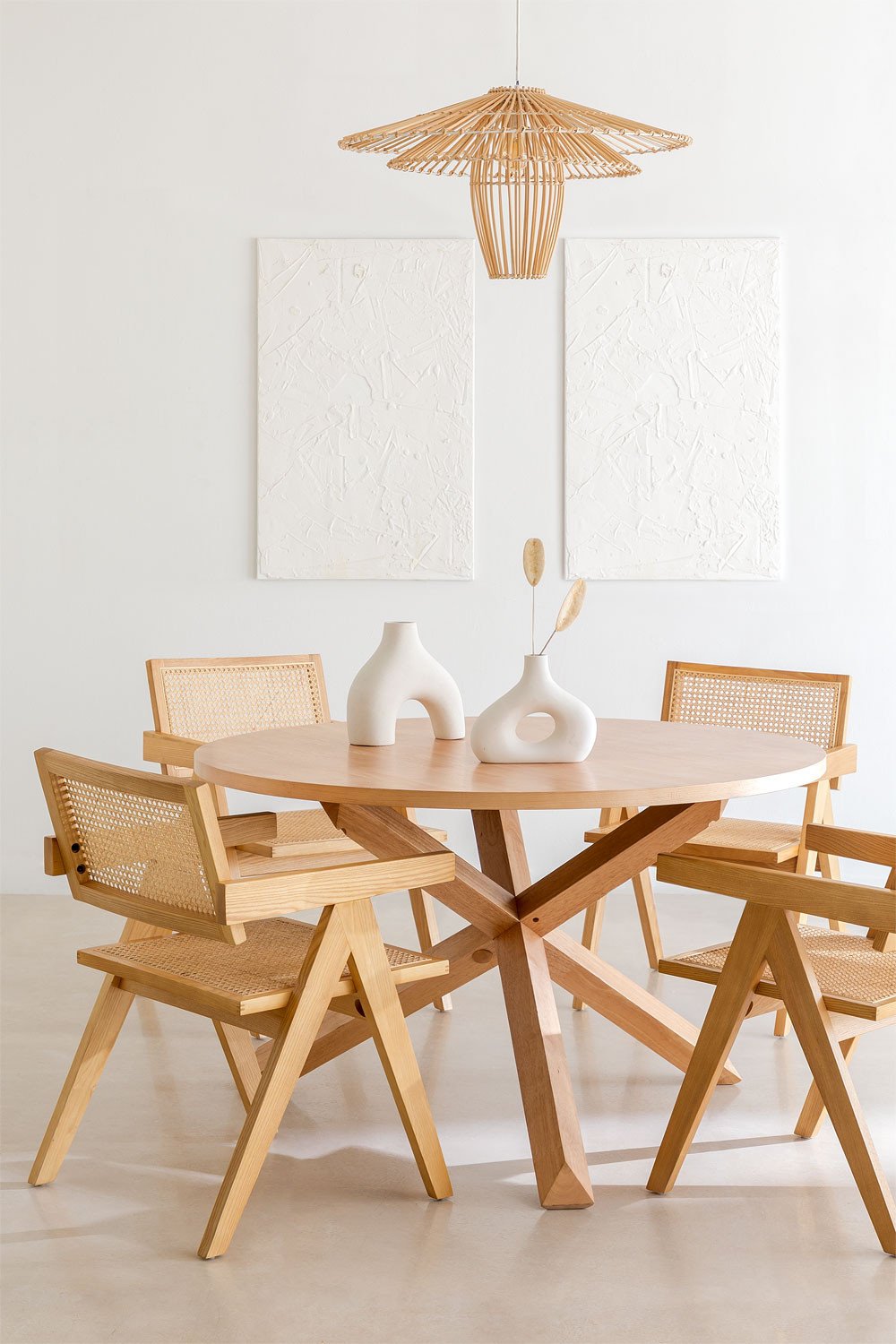 Set tavolo da pranzo rotondo Mieren (Ø120 cm) e 4 sedie con braccioli in legno di frassino e rattan Lali Style