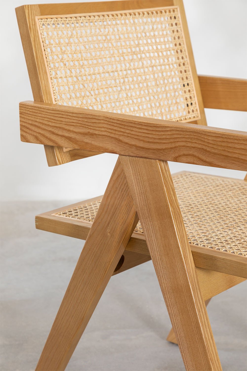 Set di tavolo da pranzo rotondo in MDF (Ø140 cm) Pleven e 4 sedie con braccioli in legno di frassino e rattan stile Lali