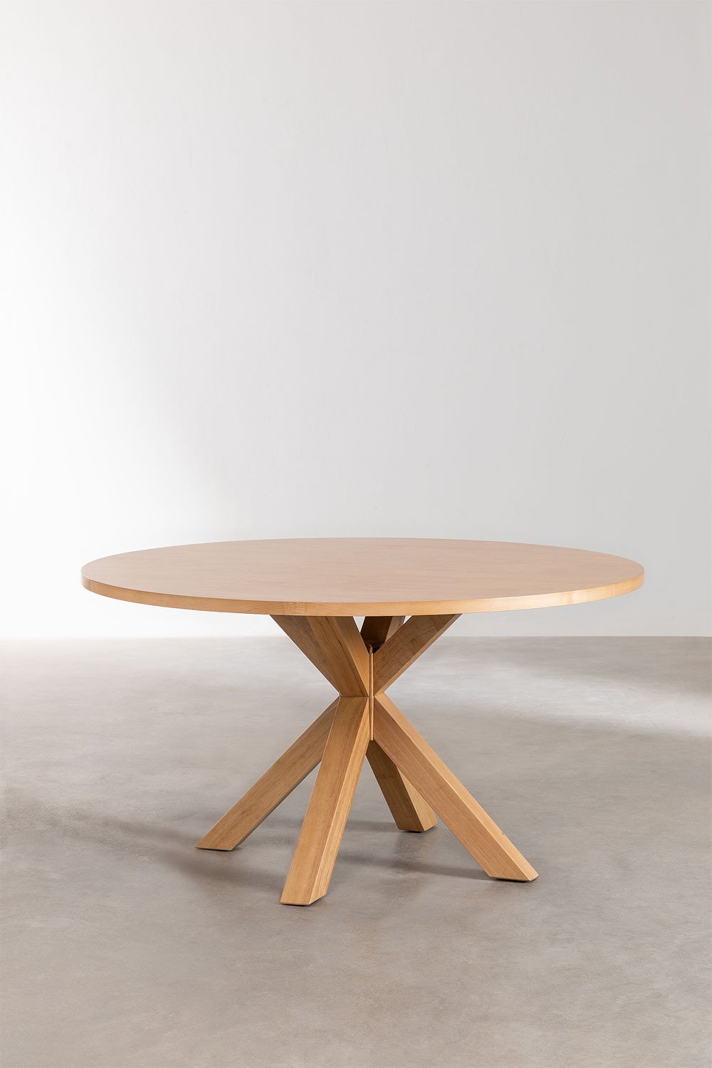Set di tavolo da pranzo rotondo in MDF (Ø140 cm) Pleven e 4 sedie con braccioli in legno di frassino e rattan stile Lali