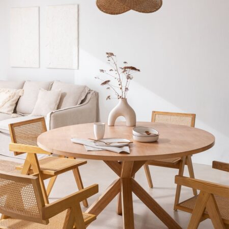 Set di tavolo da pranzo rotondo in MDF (Ø140 cm) Pleven e 4 sedie con braccioli in legno di frassino e rattan stile Lali
