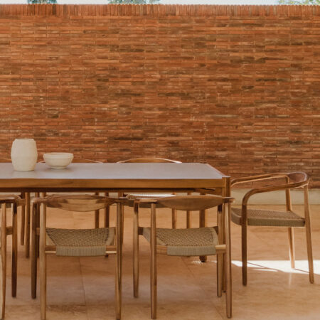 Set Tavolo Gamila Rettangolare (210x100 cm) e 8 Sedie da Giardino in Legno di Acacia e Cemento Mallory