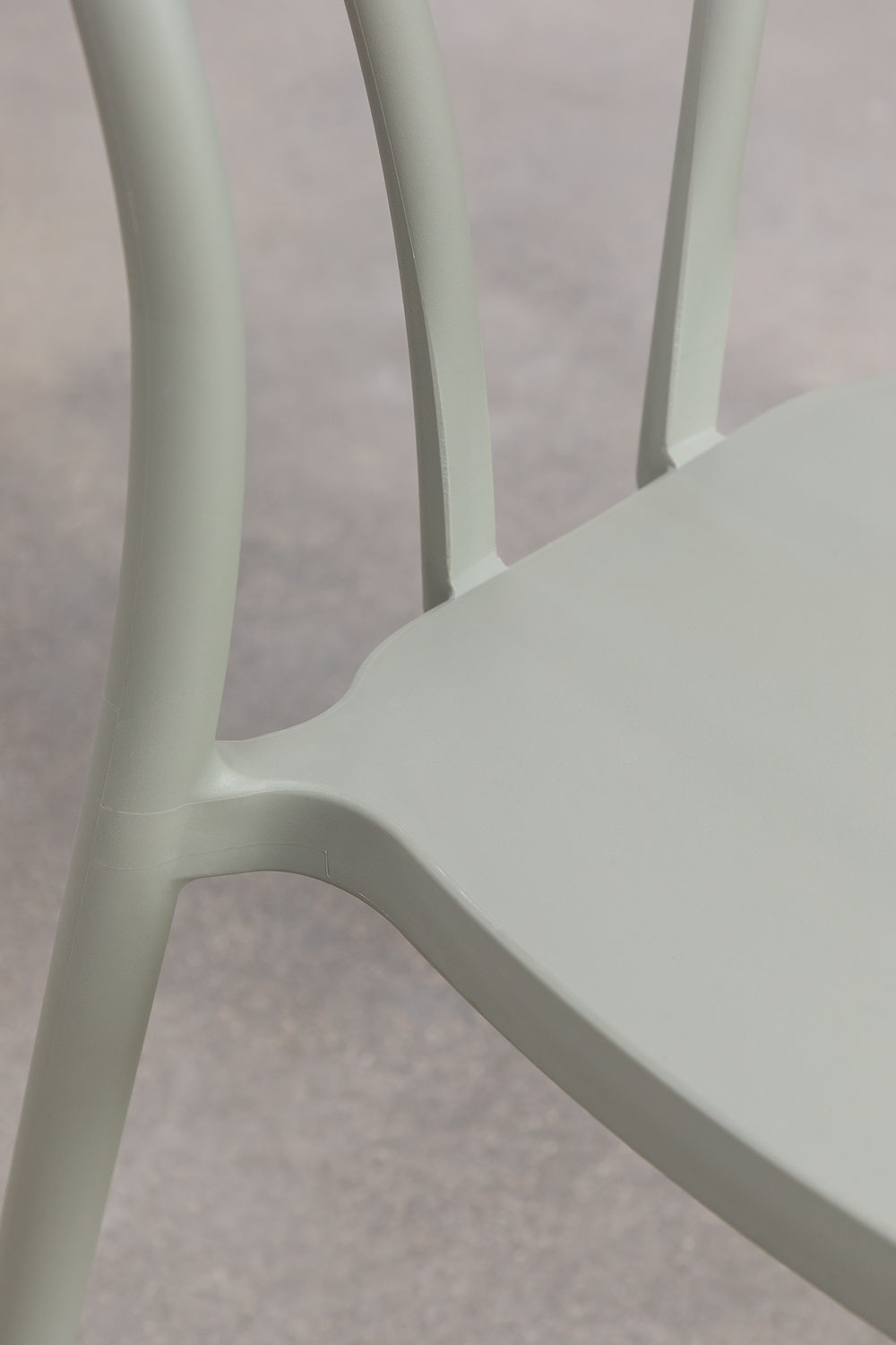 Set Tavolo Quadrato in Polietilene (85x85 cm) Scand e 4 Sedie da Giardino Impilabili Mizzi