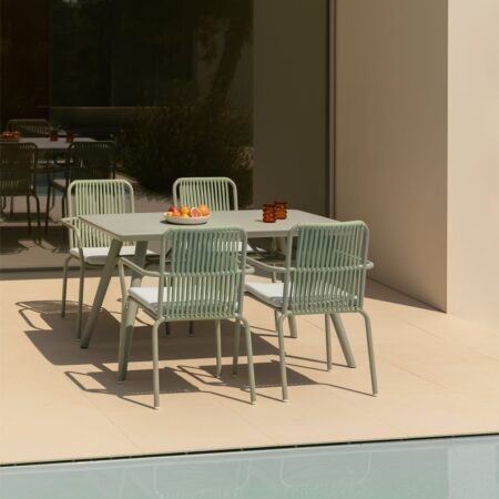 Set tavolo rettangolare 135x80 cm Scand e 4 sedie da giardino impilabili in alluminio Alberta
