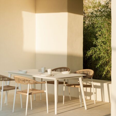 Set Tavolo Rettangolare (160x90 cm) Kevan e 4 Sedie da Giardino con Braccioli in Alluminio e Rattan Sintetico Amatria