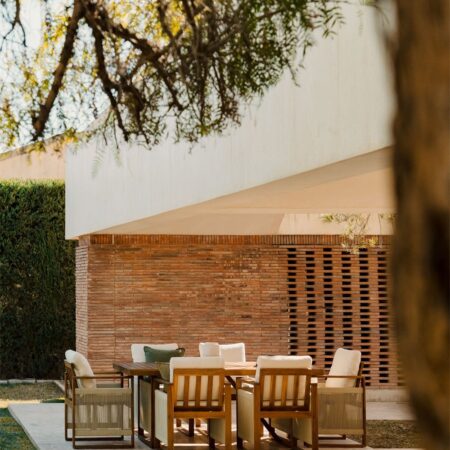 Set Tavolo Rettangolare (200x100 cm) e 6 Sedie da Giardino con Braccioli in Legno di Acacia Nayely