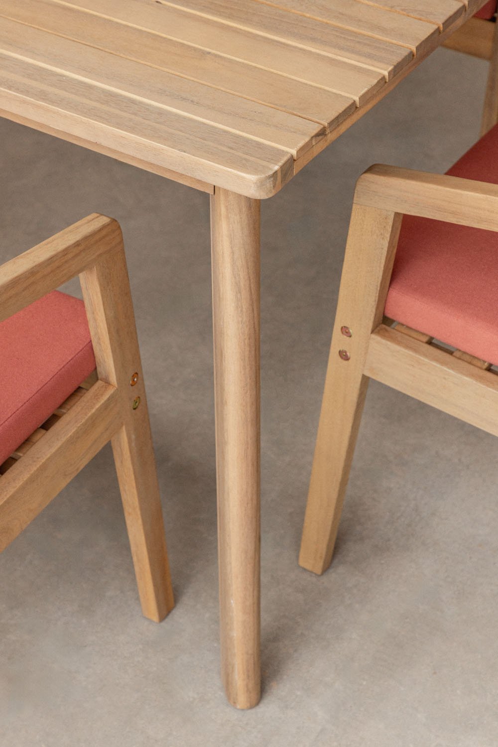 Set tavolo rettangolare 220x100 cm e 8 sedie da giardino in legno di acacia e corda intrecciata Kaela