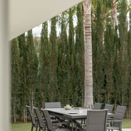 Set tavolo allungabile rettangolare Karena 180-240x90 cm e 8 sedie da giardino impilabili con braccioli in alluminio