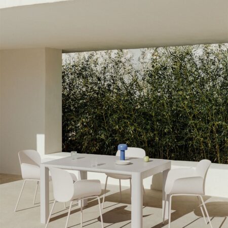 Set tavolo rettangolare Arnadine (140x100 cm) e 4 sedie da giardino Lynette