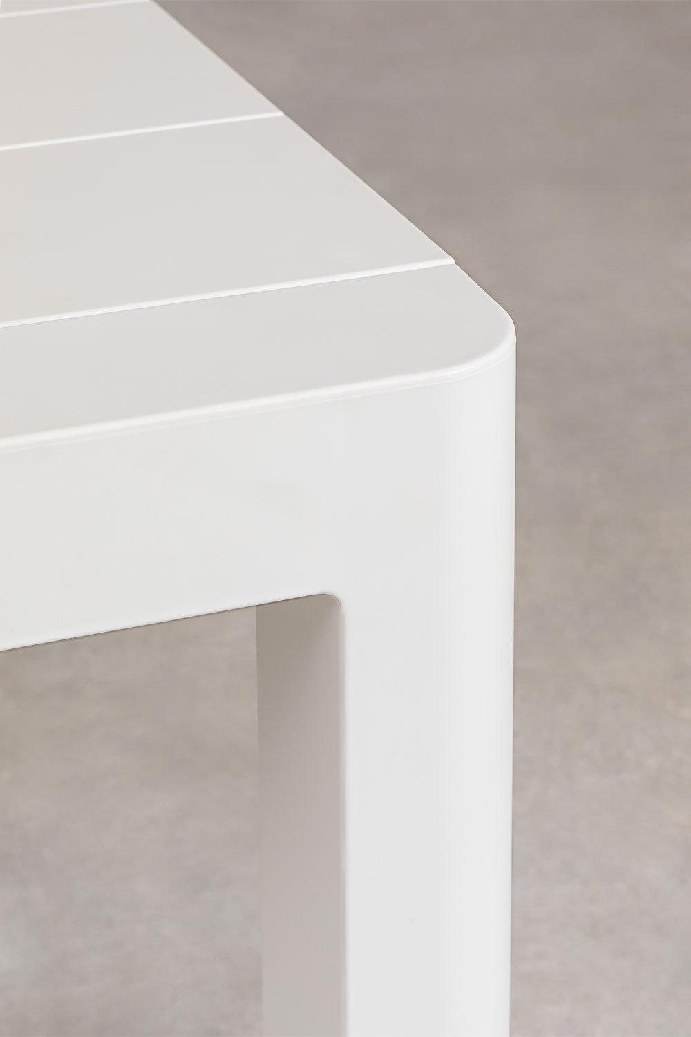 Set tavolo rettangolare Arnadine (140x100 cm) e 4 sedie da pranzo impilabili Omara