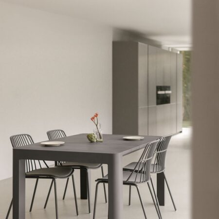 Set tavolo rettangolare Arnadine (140x100 cm) e 4 sedie da pranzo Maeba