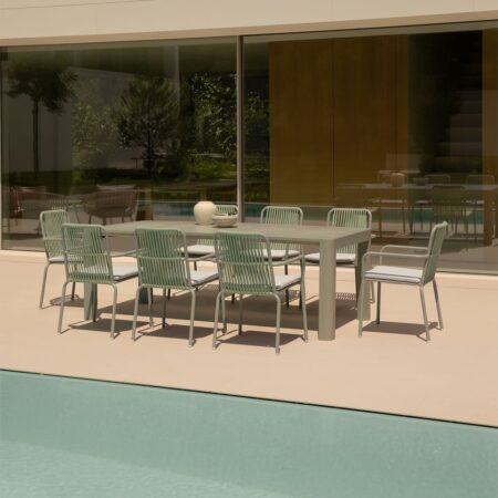 Set tavolo rettangolare Arnadine (220x100 cm) e 8 sedie da giardino impilabili in alluminio Alberta