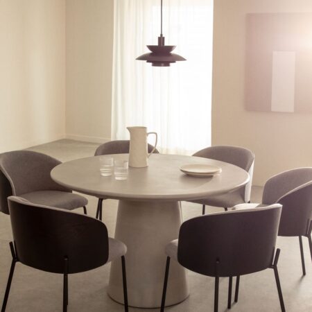 Set tavolo rotondo in cemento Noemi (Ø120 cm) e 6 sedie da pranzo imbottite in legno Amieva