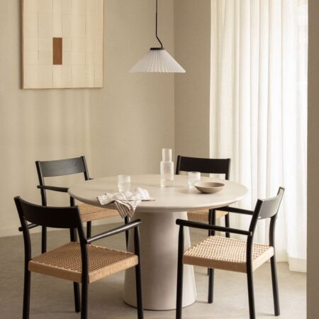 Set tavolo rotondo in cemento (Ø120 cm) Noemi e 4 sedie da pranzo in legno di rovere e corda intrecciata Mara