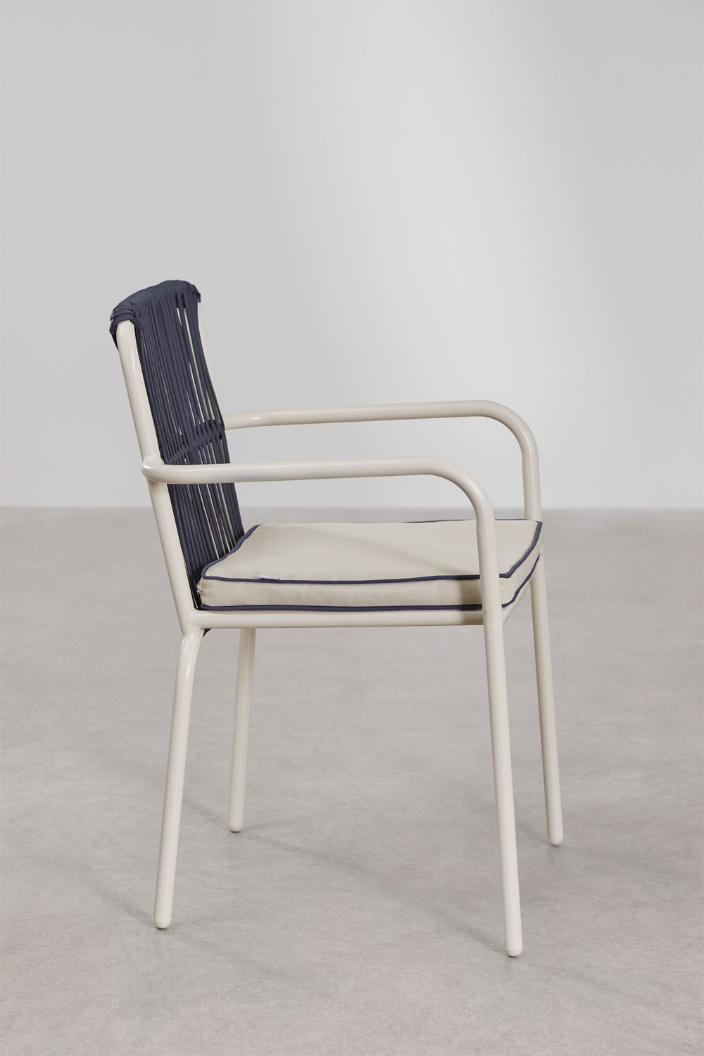 Set da tavolo rotondo Valerie, diametro 125 cm, e 6 sedie da giardino Alberta in alluminio con braccioli.