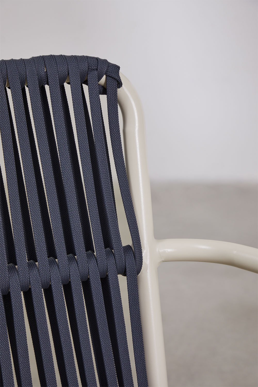 Set da tavolo rotondo Valerie, diametro 125 cm, e 6 sedie da giardino Alberta in alluminio con braccioli.