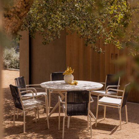 Set da tavolo rotondo Valerie, diametro 125 cm, e 6 sedie da giardino Alberta in alluminio con braccioli.