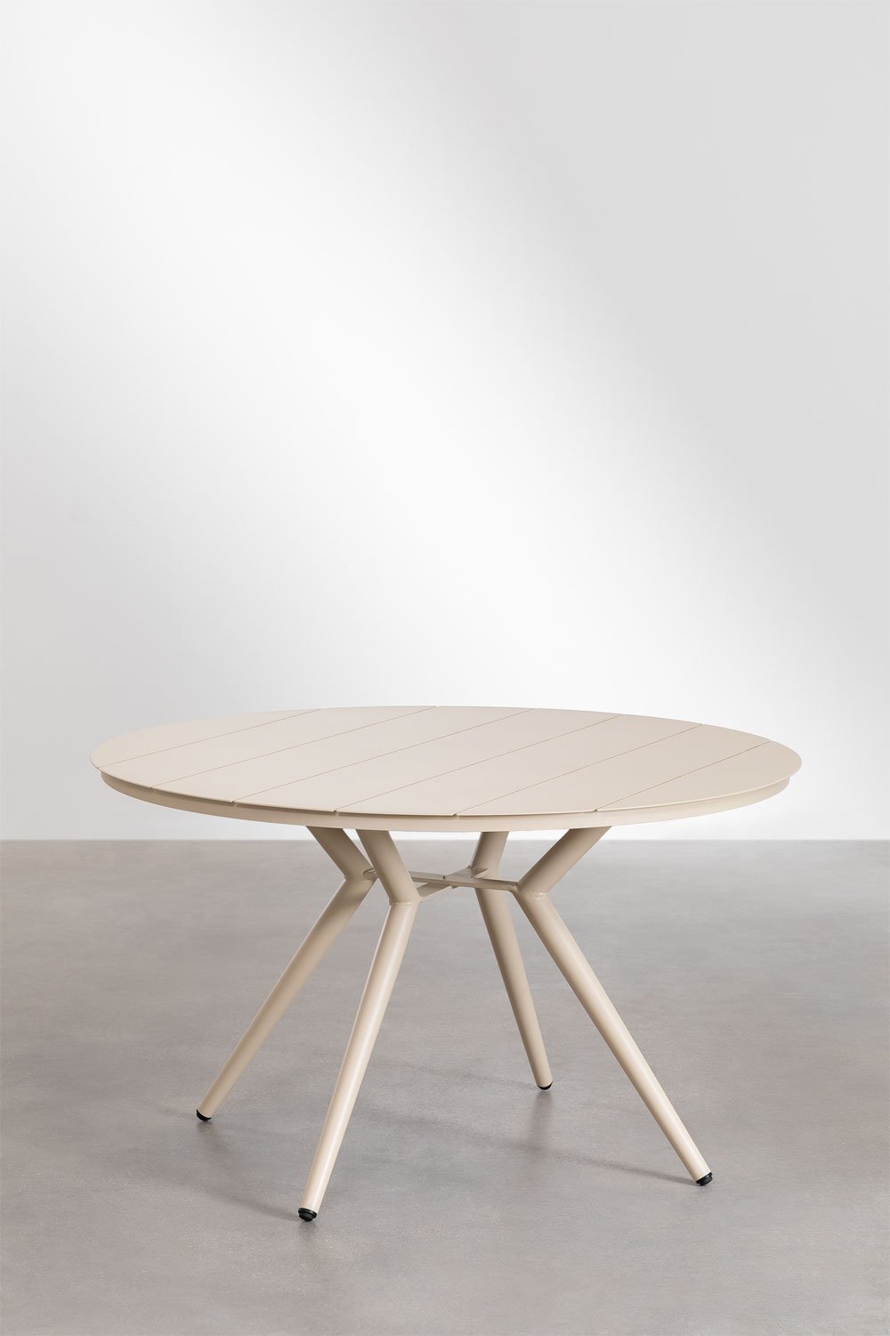 Set da tavolo rotondo Valerie, diametro 125 cm, e 6 sedie da giardino Alberta in alluminio con braccioli.