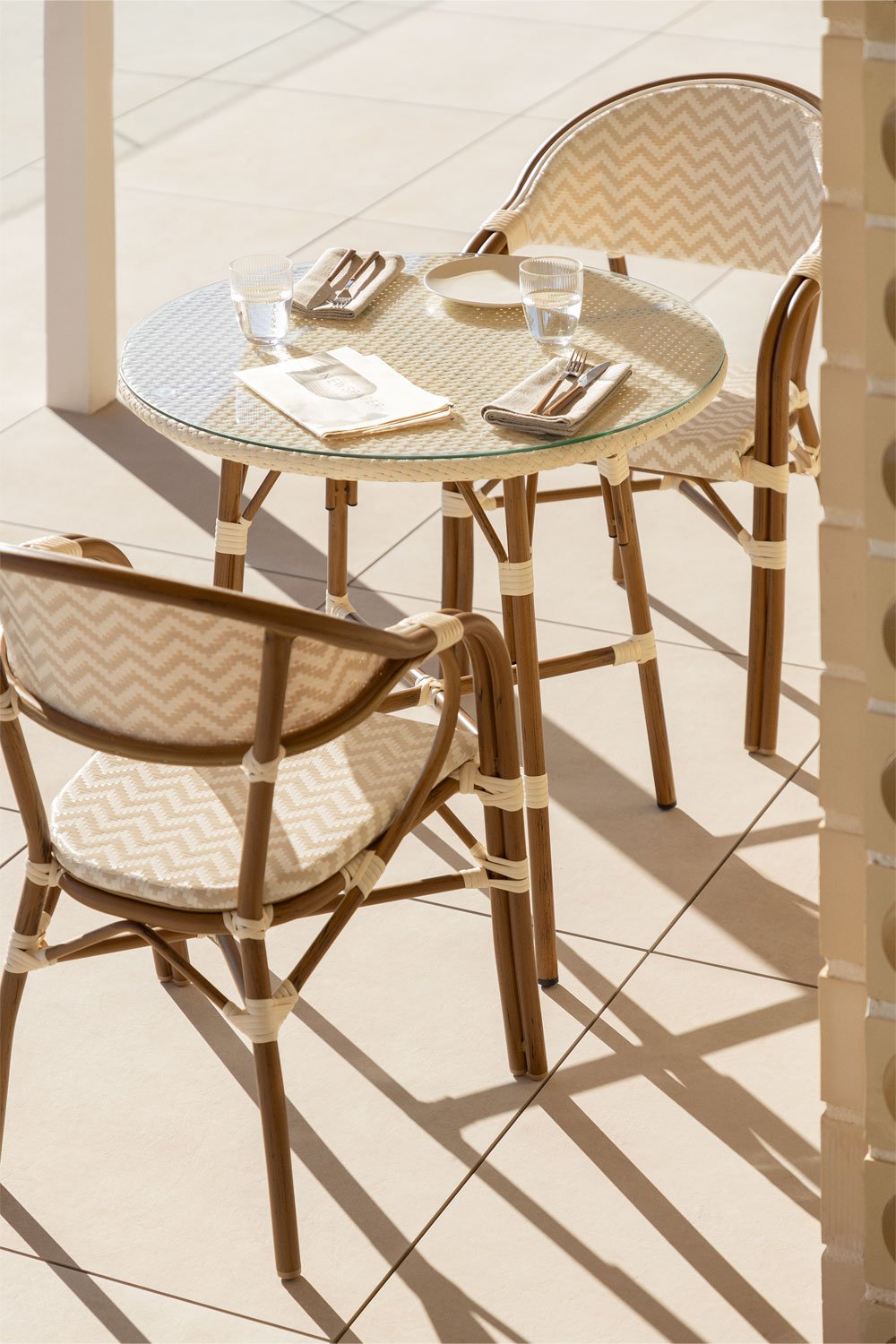 Set tavolo rotondo Ø80 cm e 2 sedie da giardino impilabili con braccioli in alluminio Brielle Bistro