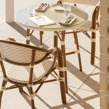 Set Tavolo Rotondo (Ø80 cm) e 2 Sedie da Giardino Impilabili con Braccioli in Alluminio Brielle Bistro