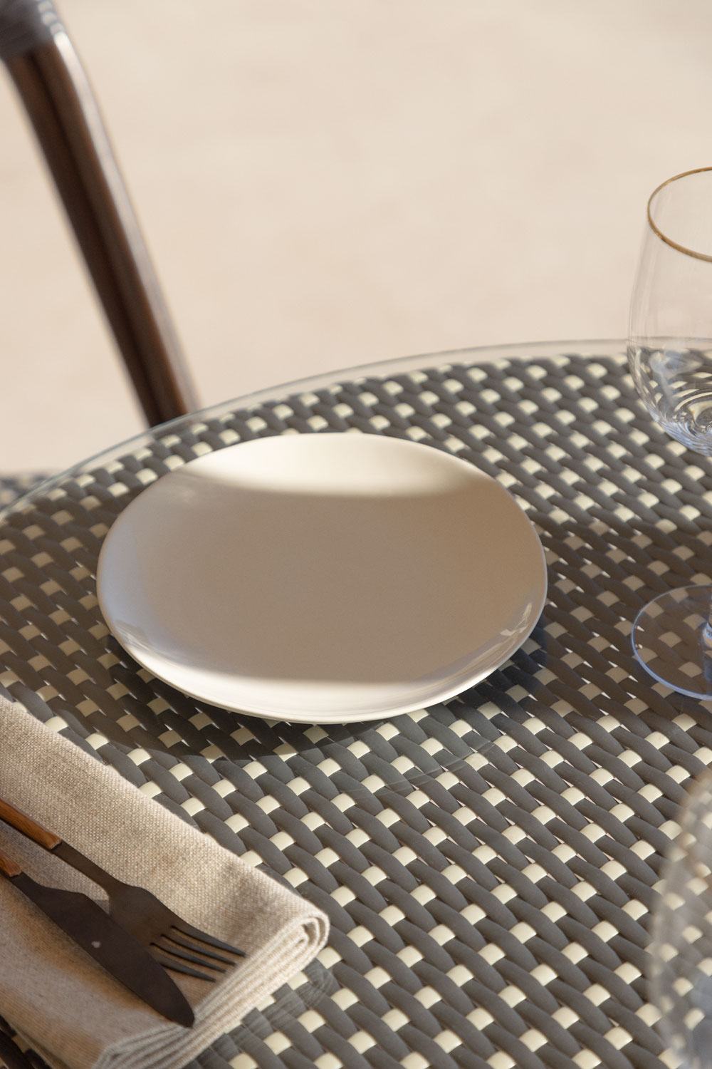 Set tavolo rotondo Ø80 cm e 2 sedie da giardino impilabili in alluminio e rattan sintetico Brielle Bistro