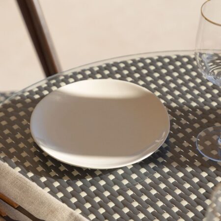 Set Tavolo Rotondo (Ø80 cm) e 2 Sedie da Giardino Impilabili in Alluminio e Rattan Sintetico Brielle Bistro