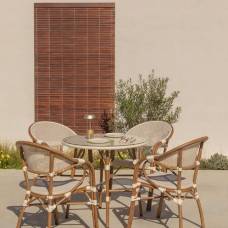 Set tavolo rotondo Brielle Bistro Ø80 cm e 4 sedie da giardino impilabili con braccioli in textilene e alluminio