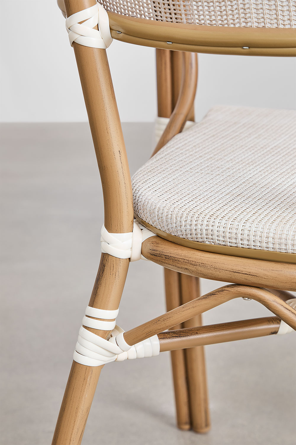 Set tavolo rotondo Ø80 cm e 4 sedie impilabili con braccioli in textilene e alluminio Brielle Bistro