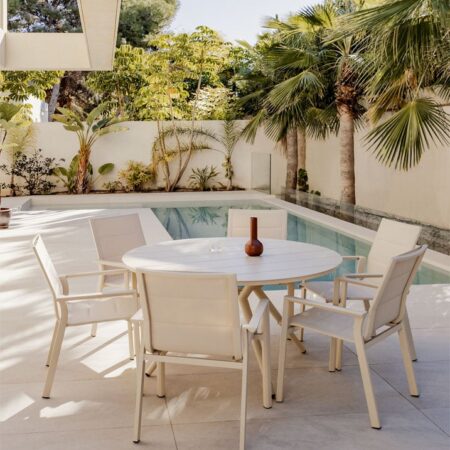 Set tavolo rotondo Valerie (Ø125 cm) e 6 sedie da giardino impilabili in alluminio Karena