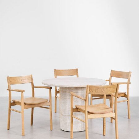Set tavolo rotondo Velia in cemento effetto travertino (Ø100 cm) e 4 sedie da pranzo Mara Signature in legno di rovere