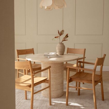 Set tavolo rotondo Velia in cemento effetto travertino (Ø100 cm) e 4 sedie da pranzo Mara Signature in legno di rovere