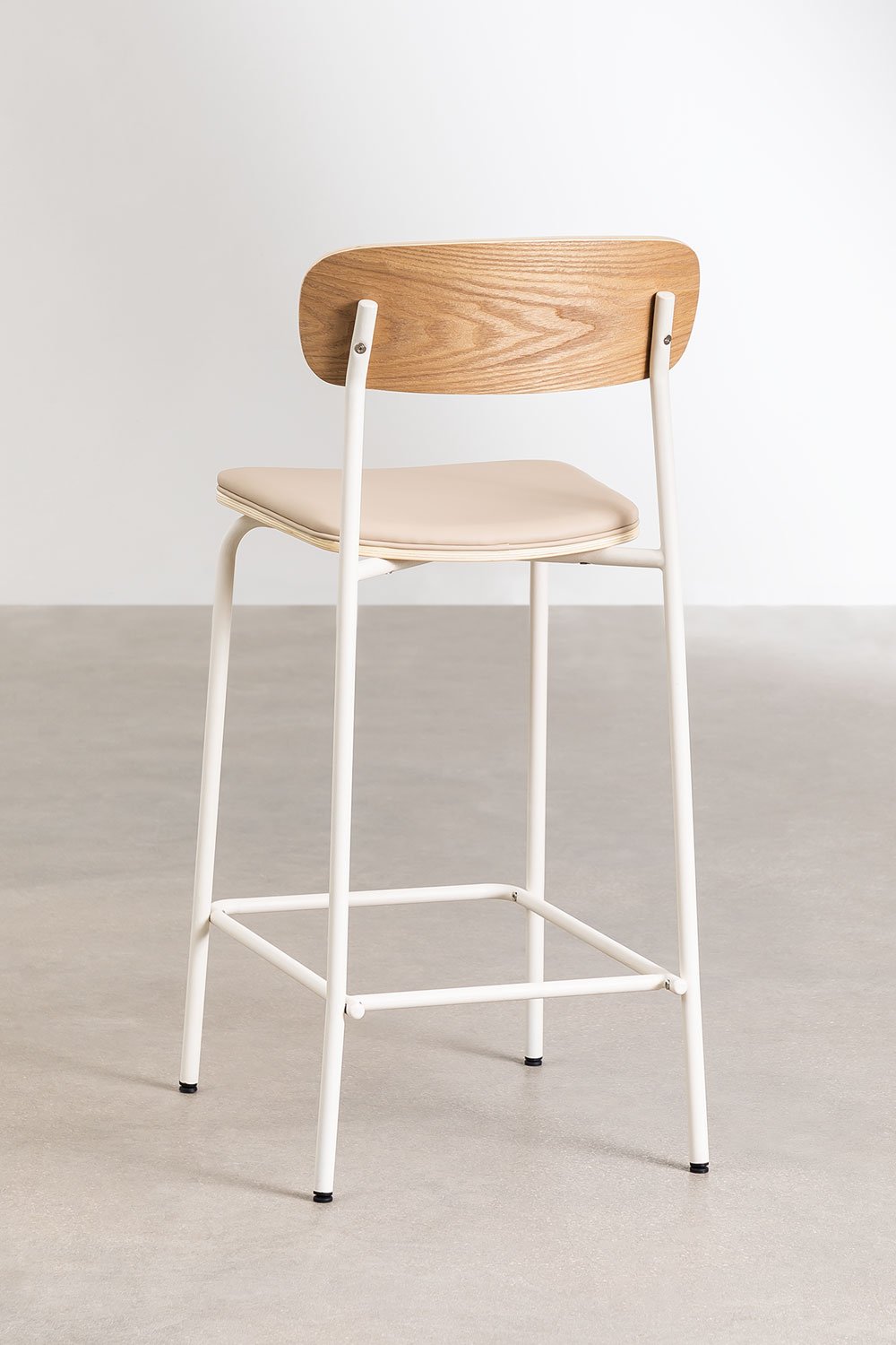 Sgabello impilabile alto 65 cm in ferro e legno Wilpier