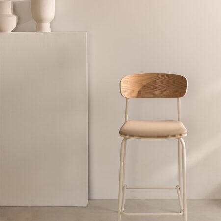 Sgabello impilabile alto 65 cm in ferro e legno Wilpier