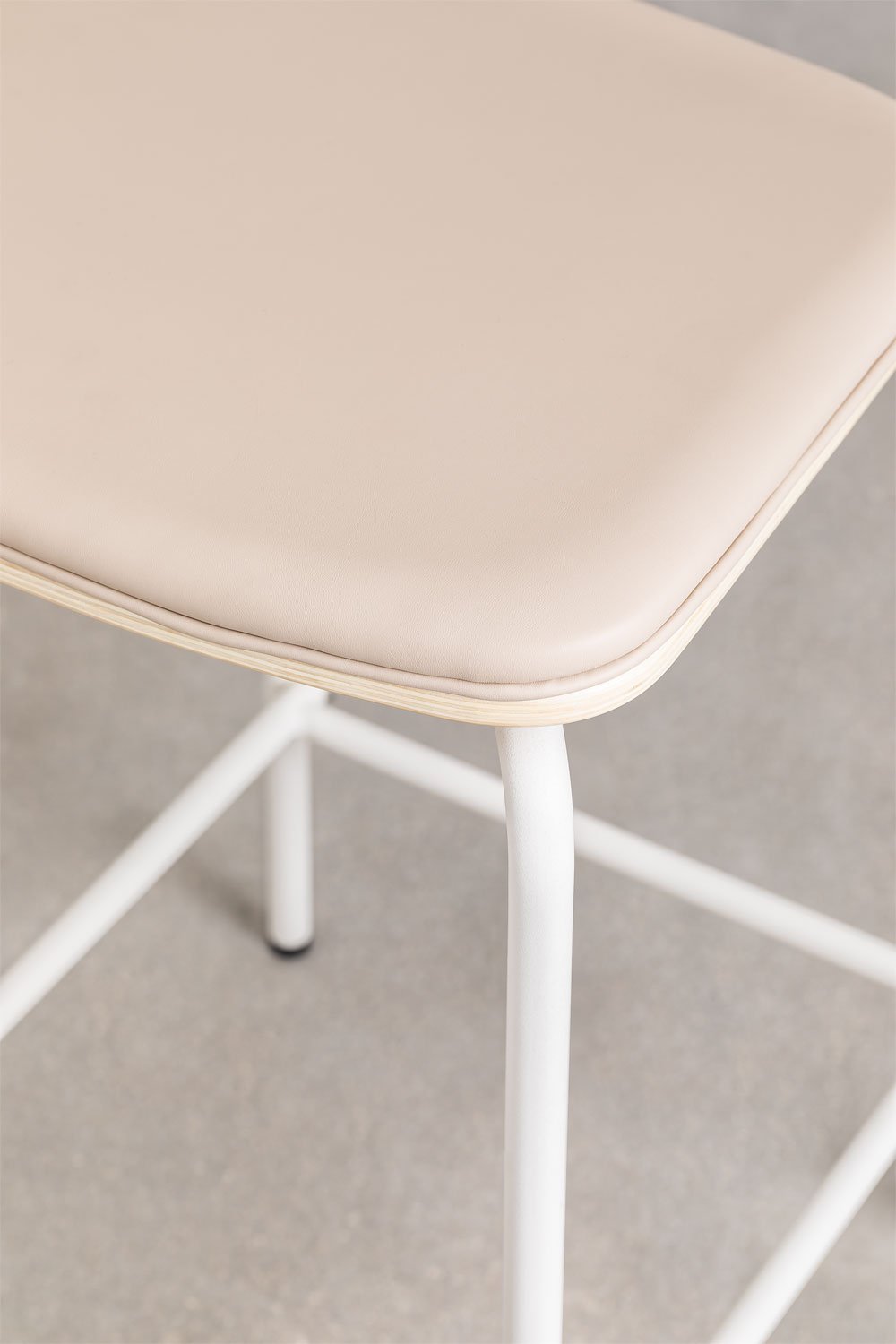 Sgabello impilabile alto 65 cm in ferro e legno Wilpier