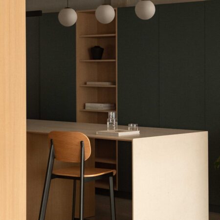 Sgabello alto in impiallacciato rovere (67 cm) E