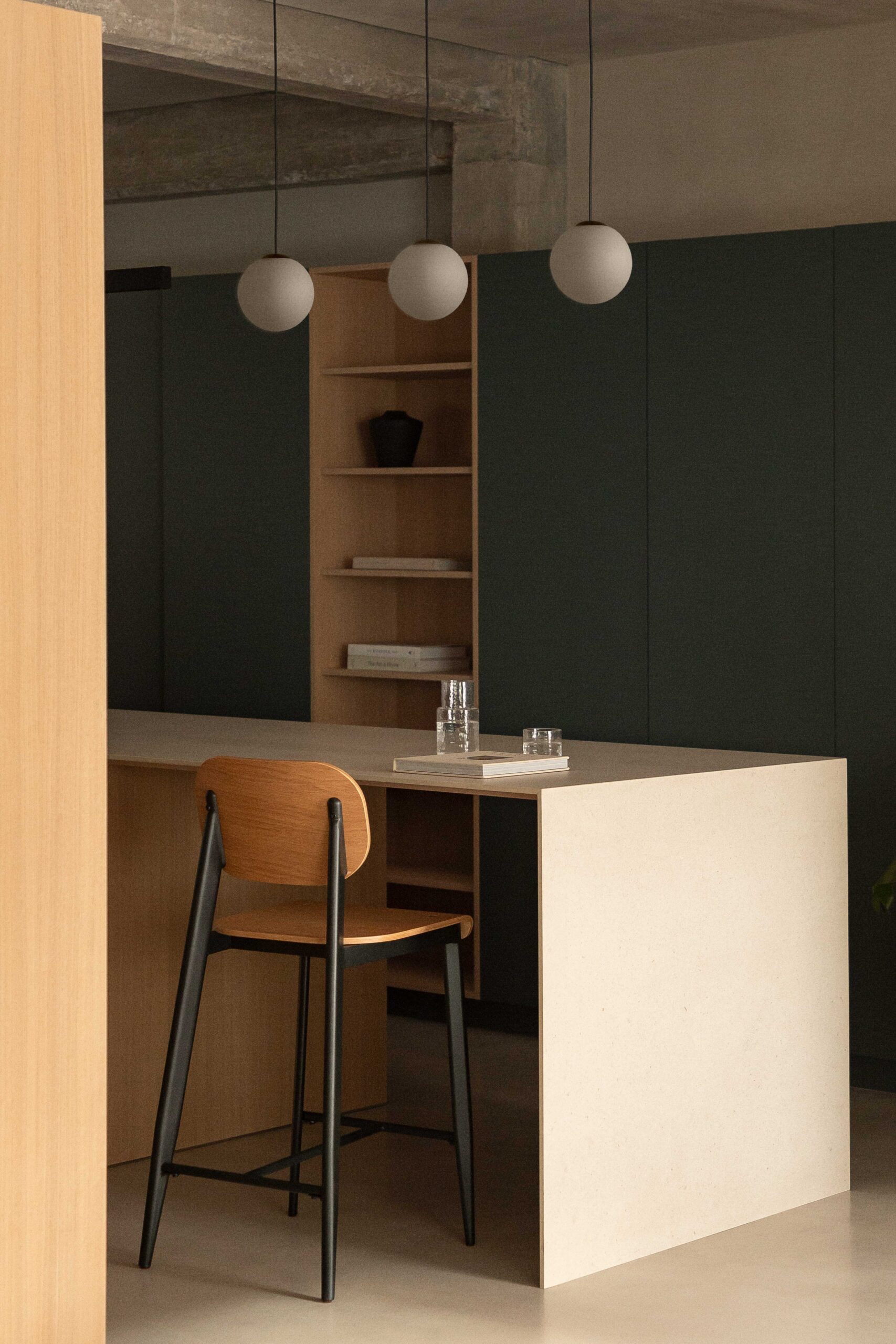 Sgabello alto in impiallacciato rovere (67 cm) E